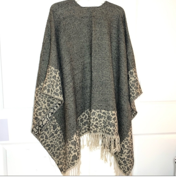 Leopard Sleeveless Poncho - Picture 2 of 3